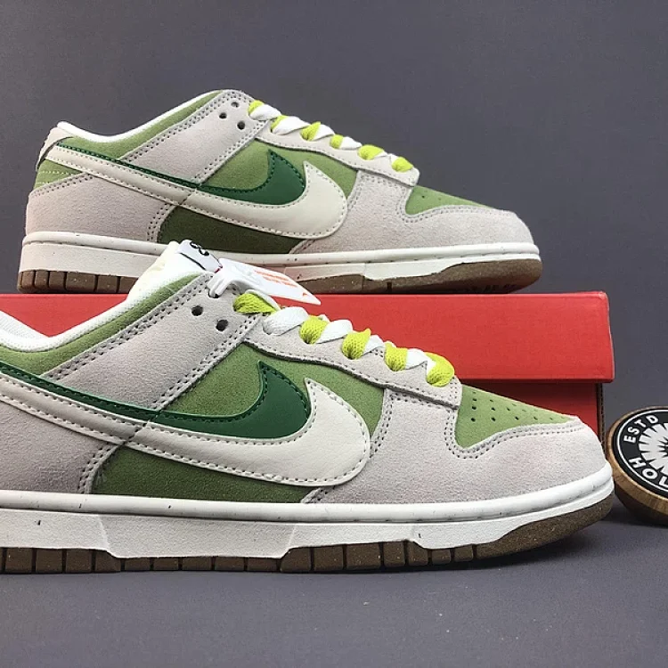 NIKE  SB Dunk Low