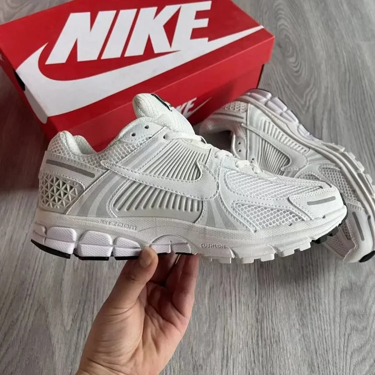 NIKE AIR ZOOM VOMERO 5