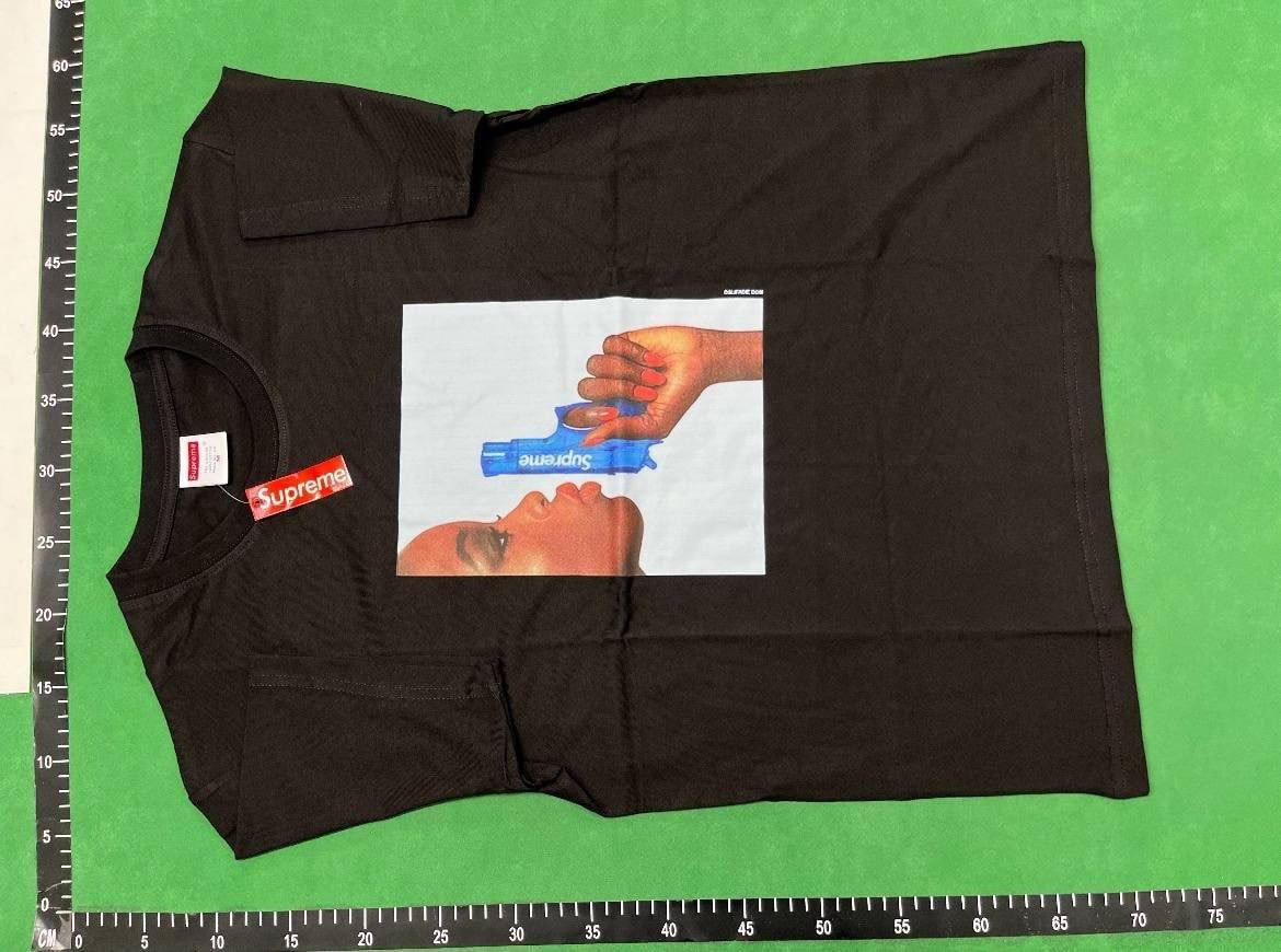 Supreme t-shirt                                                                                                           Supreme t-shirt                                                               