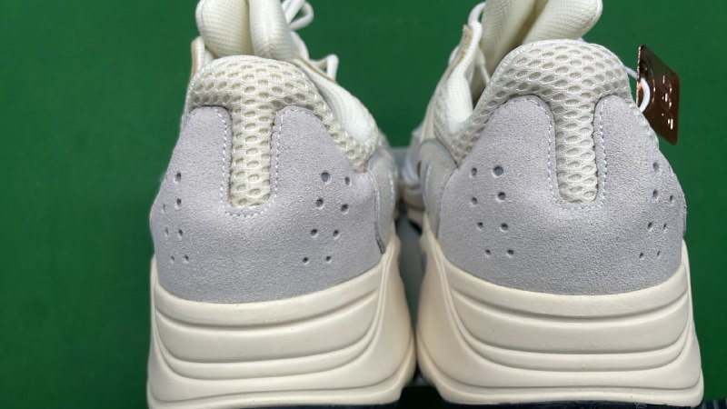   YEEZY 700
