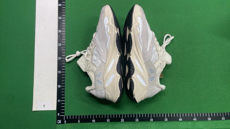   YEEZY 700