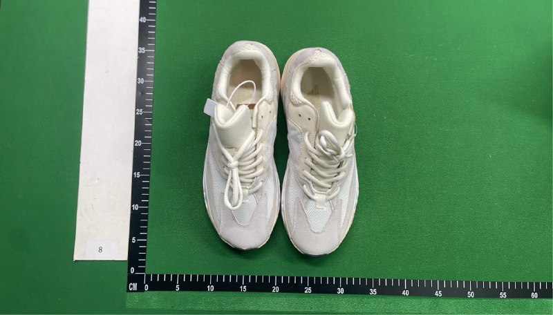   YEEZY 700