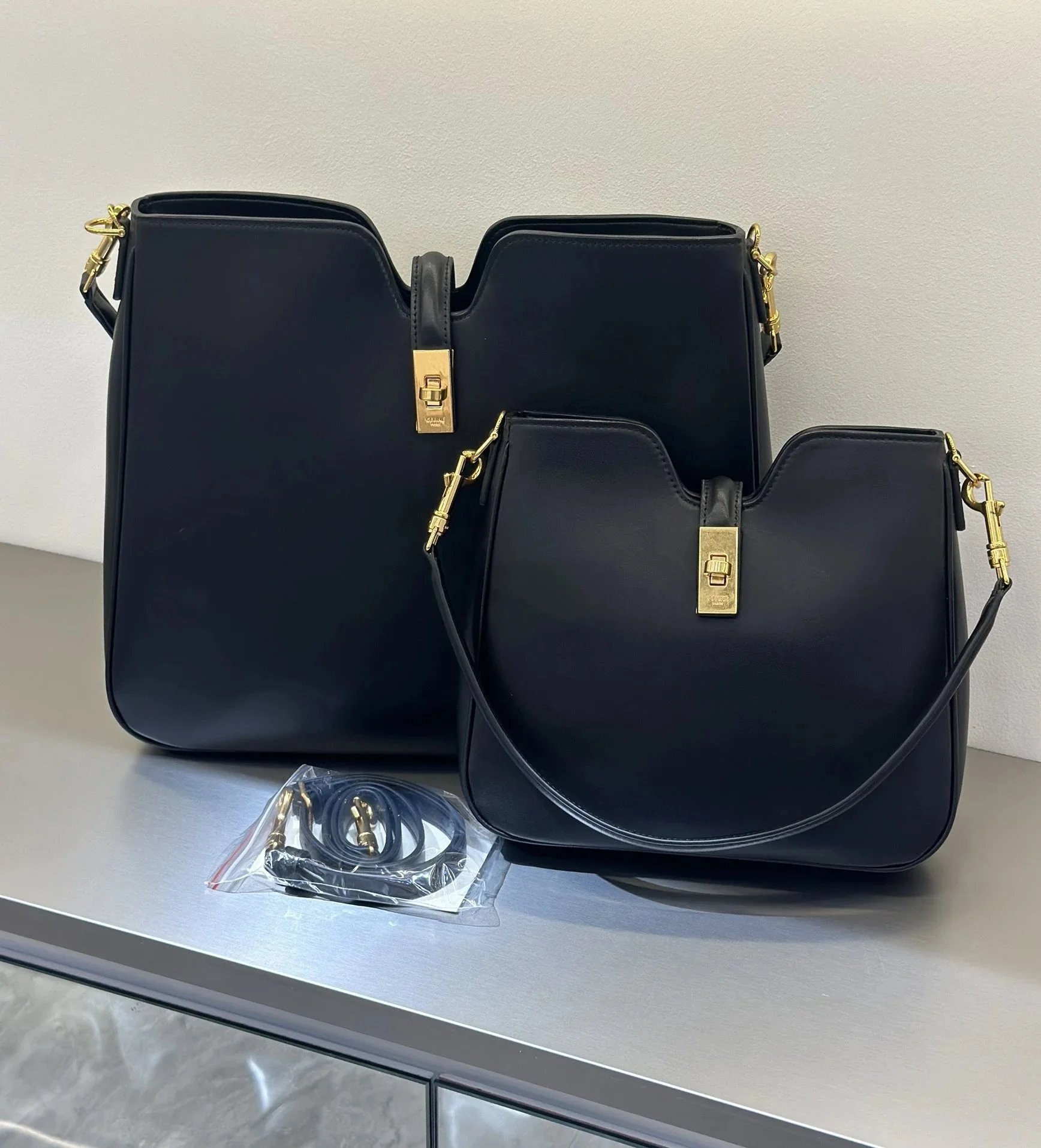 Valentino simple new 2025 hot style lightweight shoulder messenger bag for women with high value