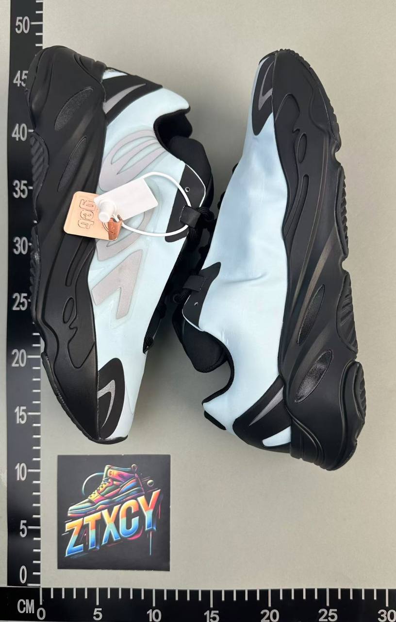 Yeezy 700 Boost（7 Styles