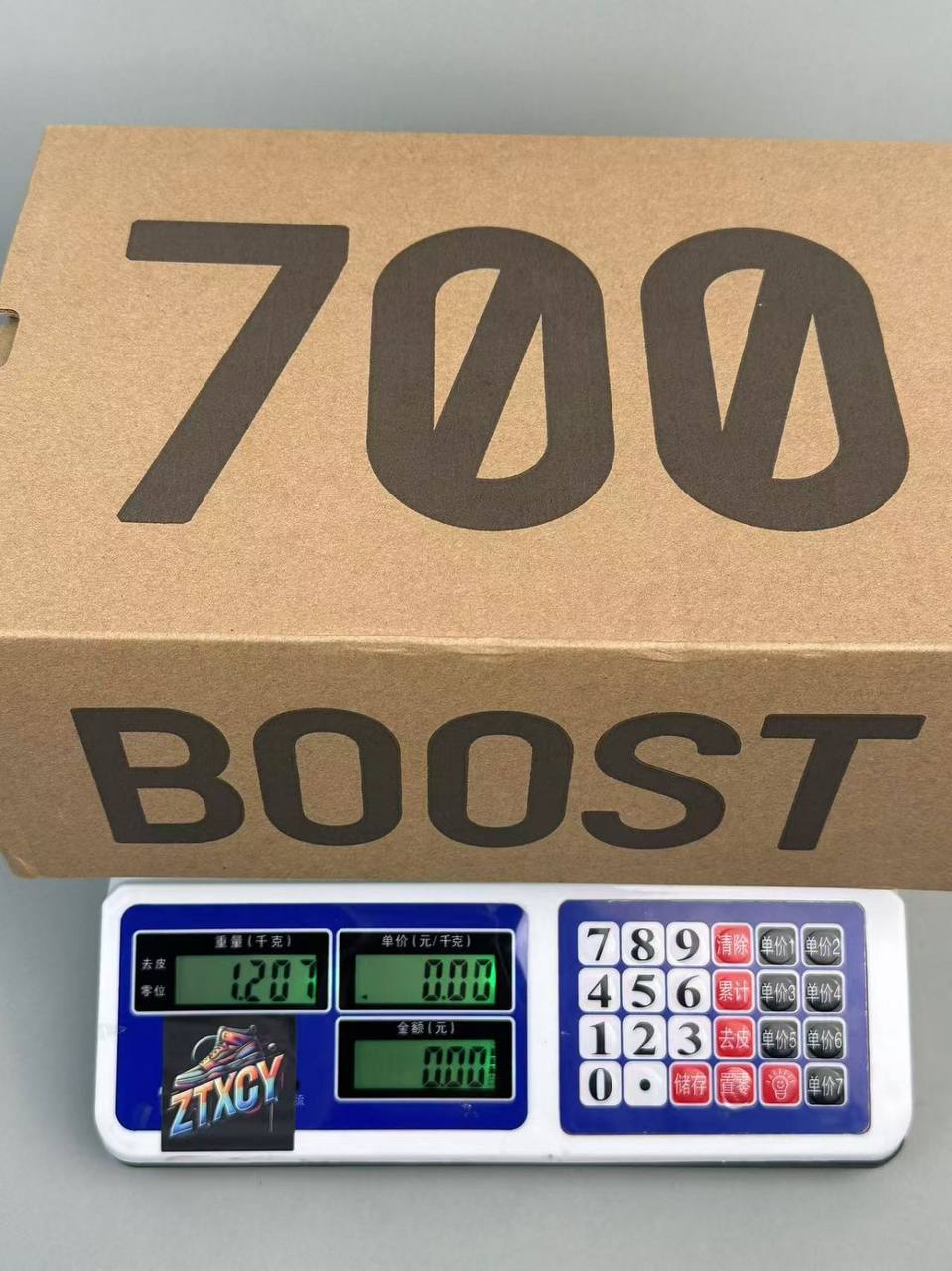 Yeezy 700 Boost（7 Styles